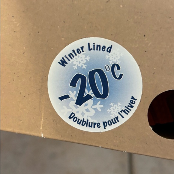 Chic Winter Boots with Red and Tan Accents - Picture 4 of 4